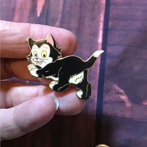 Walt disney world Pinocchio figaro 2002 cat full body pin vintage